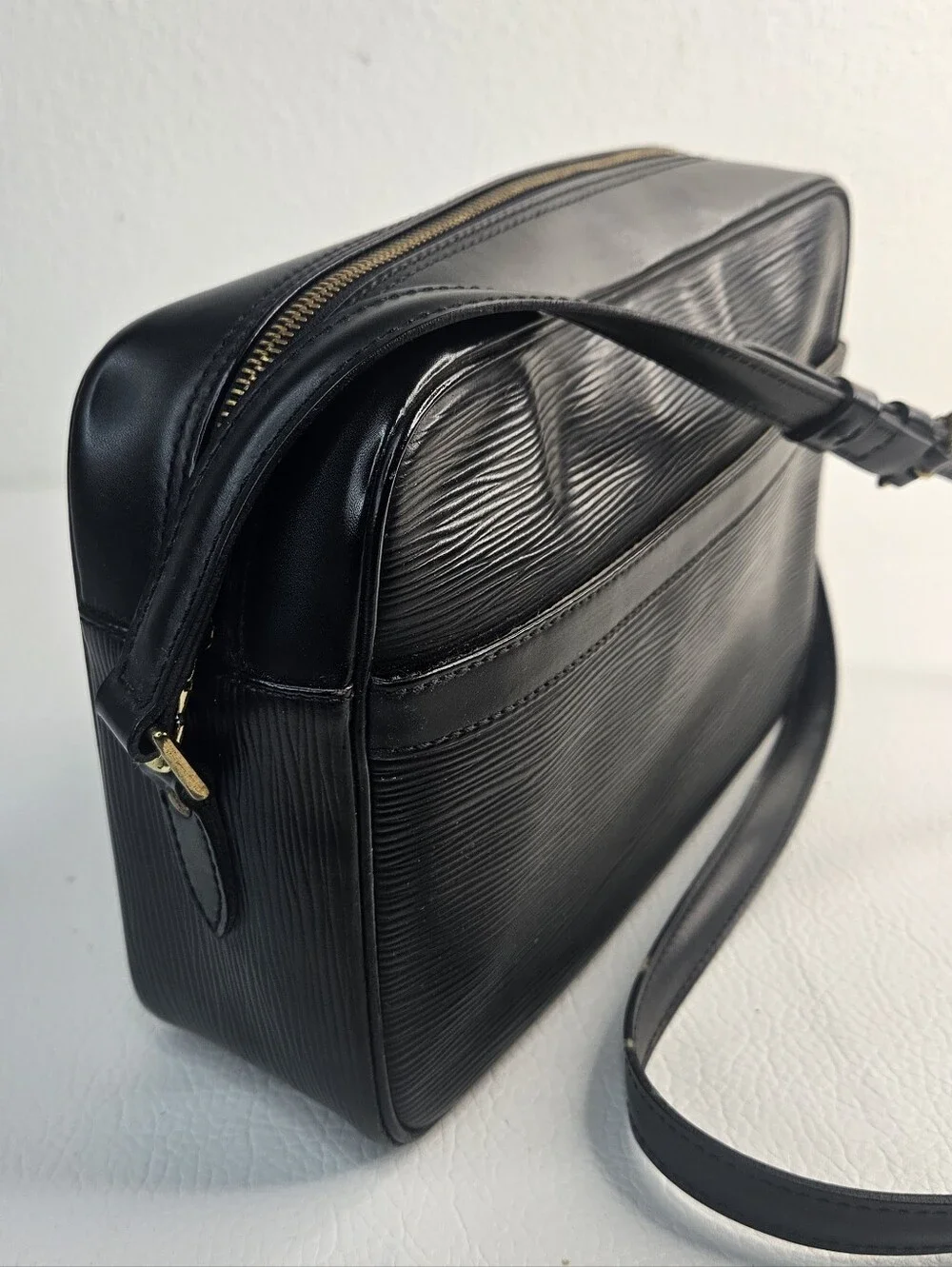 Authentic Louis Vuitton Trocadéro 27 EPI Crossbody Shoulder Bag w/dustcover - Picture 1 of 16